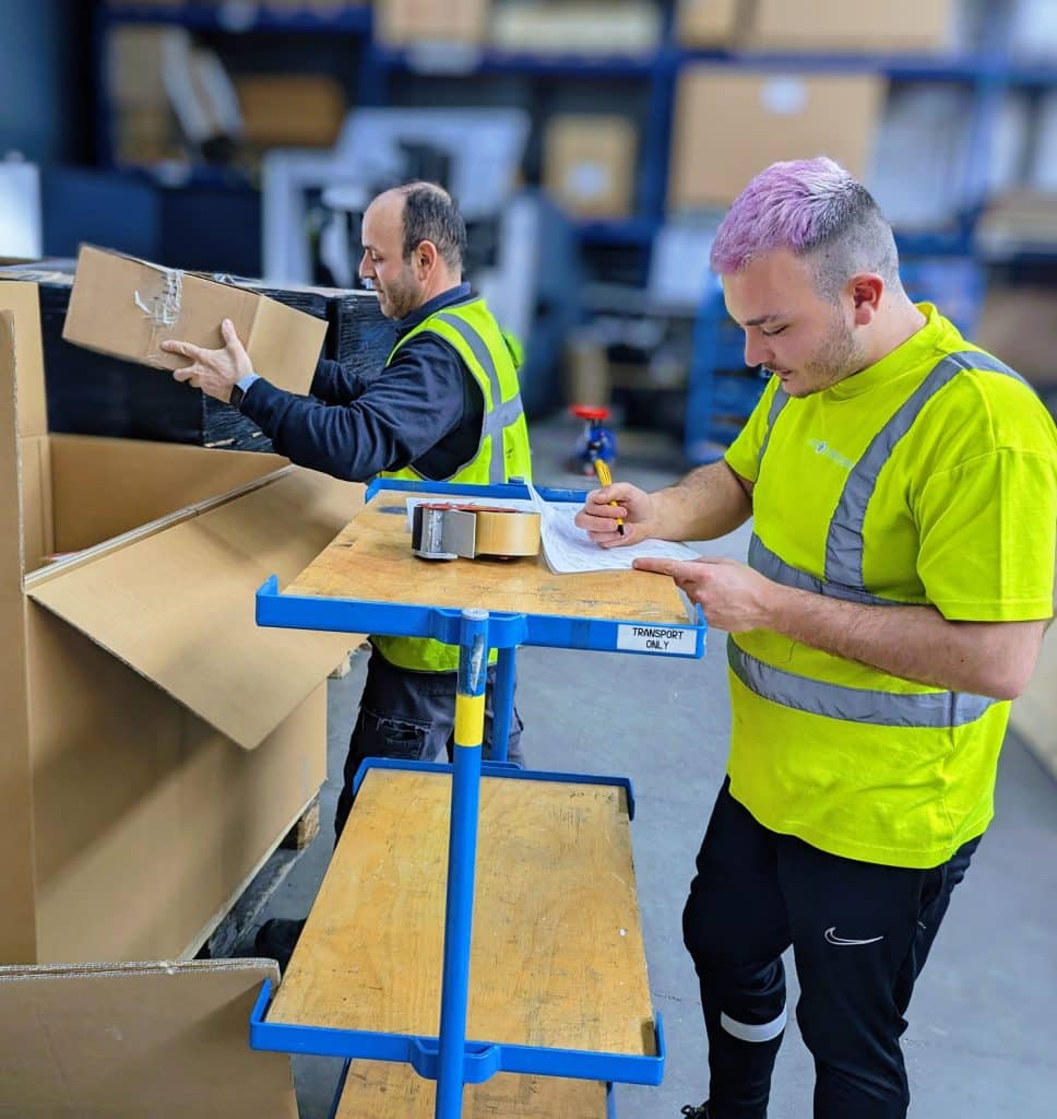 Medewerkers van MT Unirepair verwerken zendingen in het magazijn