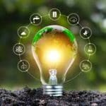 Gloeilamp met energie-iconen als symbool voor energiebesparing