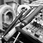 Close-up van gerecyclede metalen onderdelen in zwart-wit