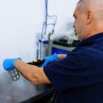 Technicus aan het werk met specialistisch meetapparaat